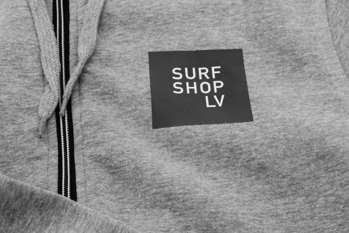 SURFSHOP.LV džemperis ar kapuci un augsto kaklu, logo apdruka
