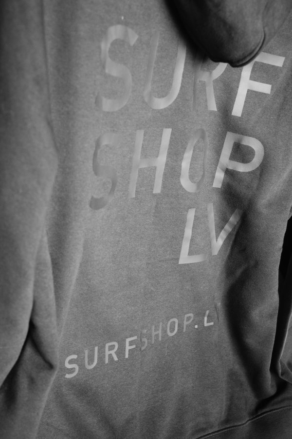 SURFSHOP.LV džemperis ar kapuci un augsto kaklu, logo apdruka